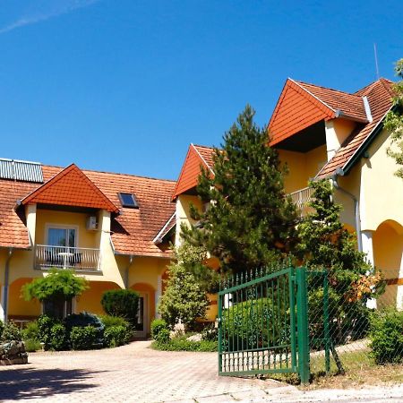 Hotel Wagner Panzio à Cserszegtomaj Extérieur photo