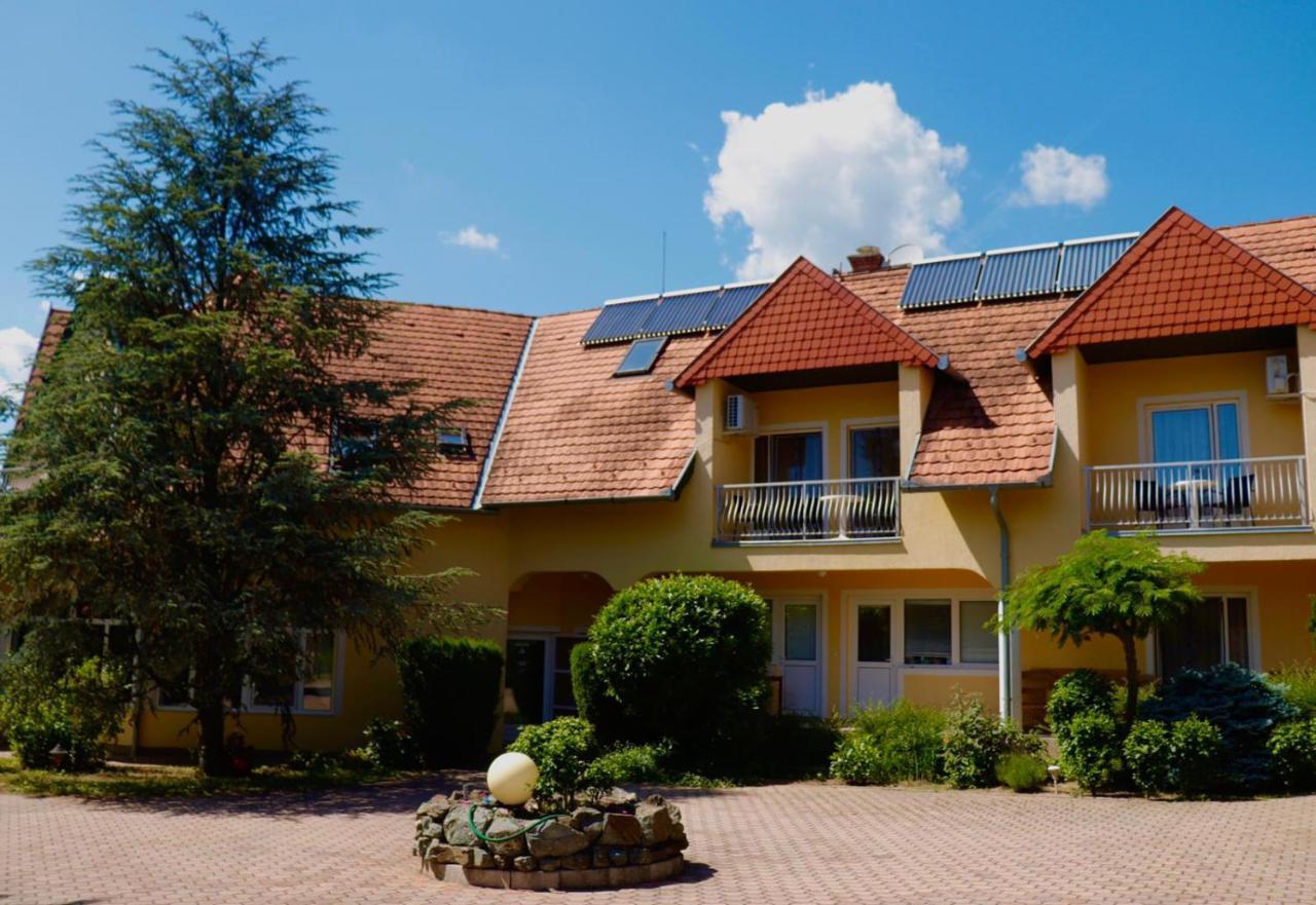 Hotel Wagner Panzio à Cserszegtomaj Extérieur photo