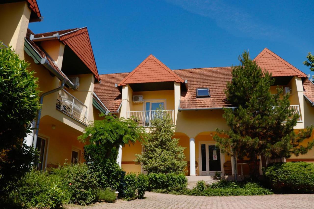 Hotel Wagner Panzio à Cserszegtomaj Extérieur photo