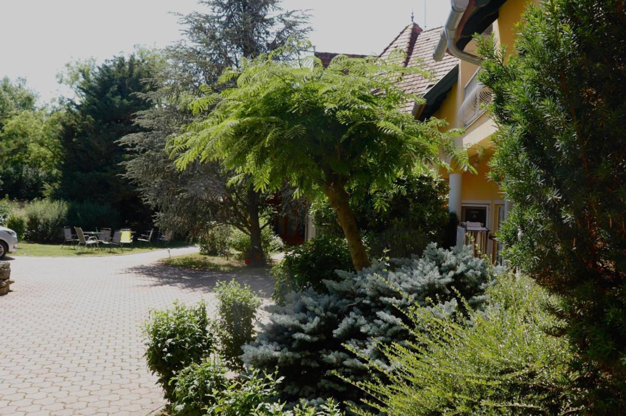 Hotel Wagner Panzio à Cserszegtomaj Extérieur photo