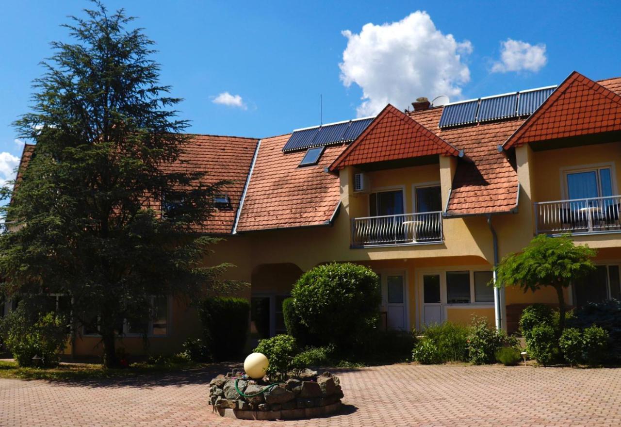 Hotel Wagner Panzio à Cserszegtomaj Extérieur photo