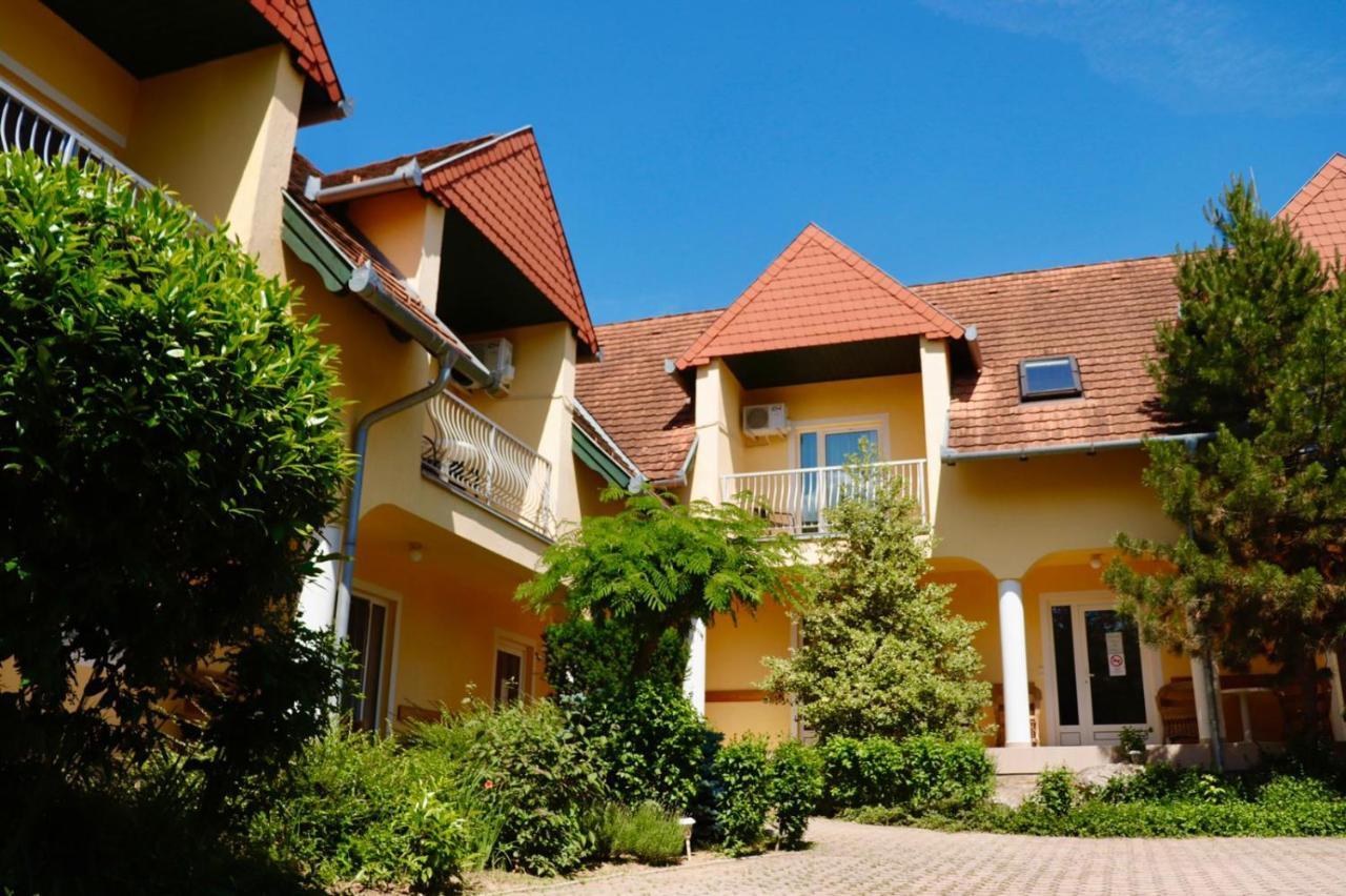 Hotel Wagner Panzio à Cserszegtomaj Extérieur photo
