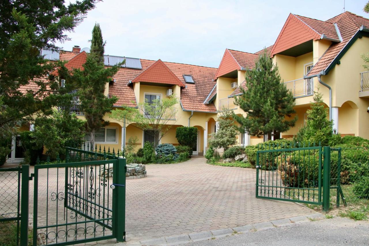 Hotel Wagner Panzio à Cserszegtomaj Extérieur photo